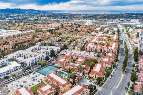 UPGRADED Venetian La Jolla 2 bedroom condo luxury furnished near beach and UTC mall in San Diego, USA