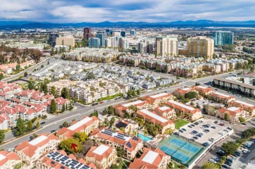 UPGRADED Venetian La Jolla 2 bedroom condo luxury furnished near beach and UTC mall in San Diego, USA