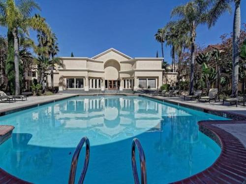 UPGRADED Venetian La Jolla 2 bedroom condo luxury furnished near beach and UTC mall in San Diego, USA