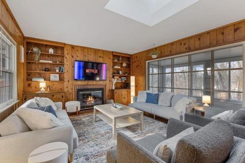 Spacious Cabin-style home with Gameroom and Gym in Rockford, USA