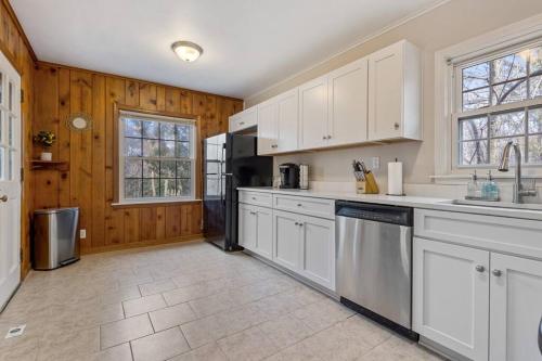 Spacious Cabin-style home with Gameroom and Gym in Rockford, USA