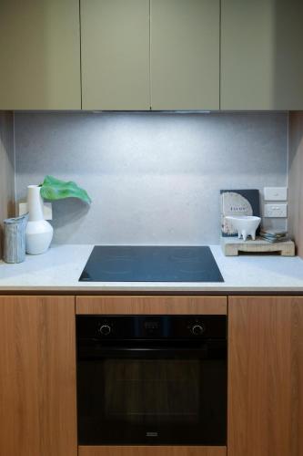 Kjøkken, Oaks Canopy - Boutique 1 & 2 BR Apartments in Woden Valley