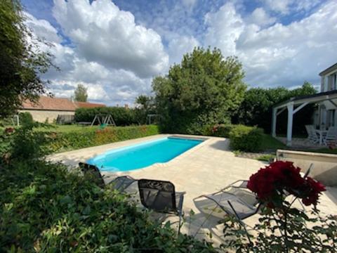 Úszómedence, Maison chaleureuse avec piscine et aire de jeux in Crugny