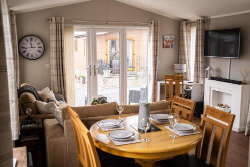 Спільний лаунж/ТБ зона, Luxury Lodge in Форфар