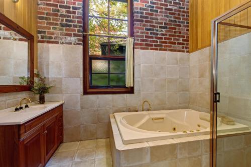 Beech Suite - Rocky Creek Art Garden, Olinda (photo 6)