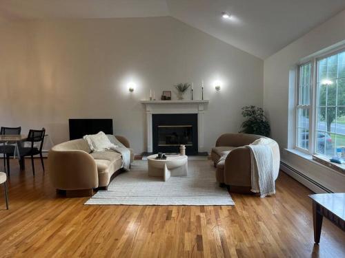 Cozy Beautiful Pondside Luxurious Retreat