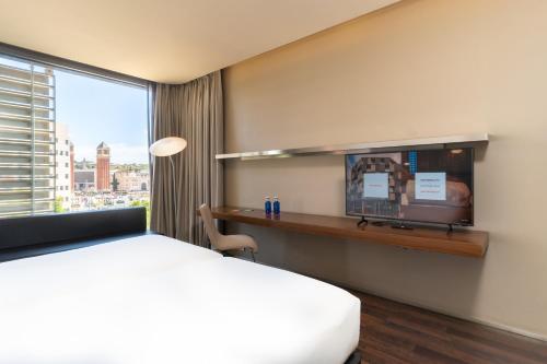 B Hotel - image 14