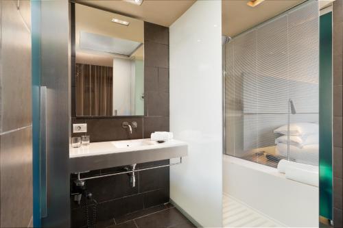 B Hotel - main image