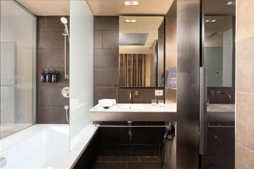 B Hotel - image 3