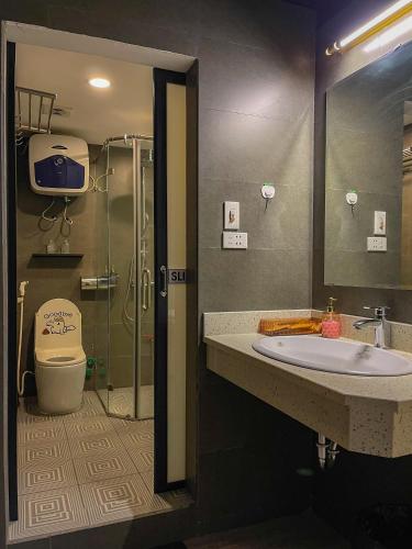 Zeus Living - Old Quater Homestay - 샤워실