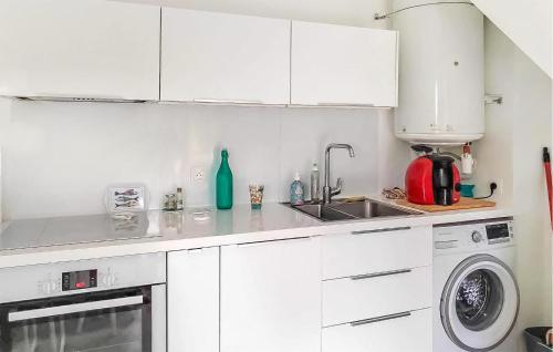 Kitchen, Lovely Apartment In Saint Jean De Monts in La Paree Jesus