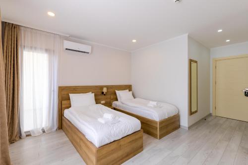2 twin beds