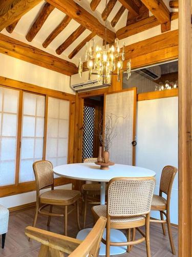 Hanok JAE ㅡ 4BR 2Bath ㅡ 9min from Anguk STN - Фото 5