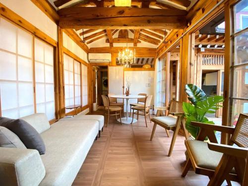 Hanok JAE ㅡ 4BR 2Bath ㅡ 9min from Anguk STN - Фото 3