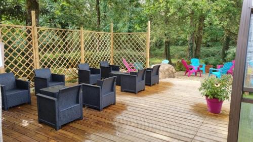 Facilities, Les Chalets de SAUMUR, Piscine & Parc boise, 100m du CadreNoir in Rue Loucheur