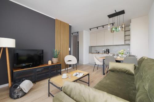 Sala de estar / sala de TV, Stylowy Apartament z Dwiema Sypialniami Balkonem i Parkingiem by Noclegi Renters in Welnowiec