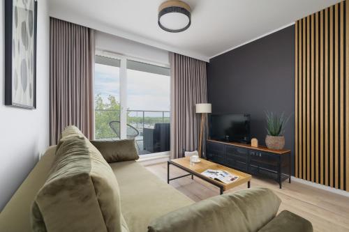Sala de estar / sala de TV, Stylowy Apartament z Dwiema Sypialniami Balkonem i Parkingiem by Noclegi Renters in Welnowiec
