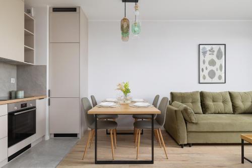 Sala de estar / sala de TV, Stylowy Apartament z Dwiema Sypialniami Balkonem i Parkingiem by Noclegi Renters in Welnowiec