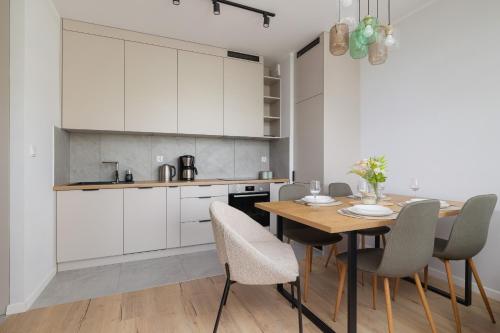 Cozinha, Stylowy Apartament z Dwiema Sypialniami Balkonem i Parkingiem by Noclegi Renters in Welnowiec