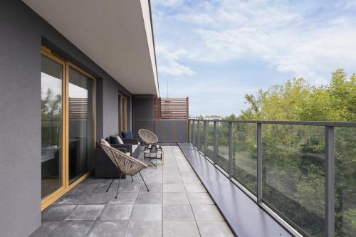 Varanda/terraço, Stylowy Apartament z Dwiema Sypialniami Balkonem i Parkingiem by Noclegi Renters in Welnowiec