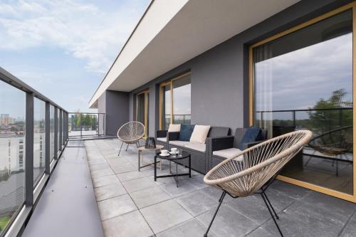Varanda/terraço, Stylowy Apartament z Dwiema Sypialniami Balkonem i Parkingiem by Noclegi Renters in Welnowiec