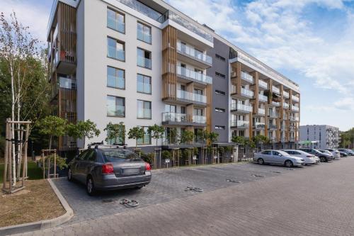 Vista Exterior, Stylowy Apartament z Dwiema Sypialniami Balkonem i Parkingiem by Noclegi Renters in Welnowiec