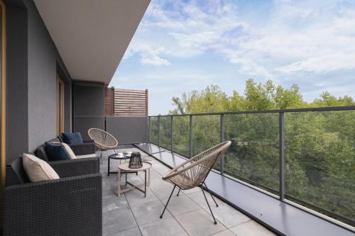 Varanda/terraço, Stylowy Apartament z Dwiema Sypialniami Balkonem i Parkingiem by Noclegi Renters in Welnowiec