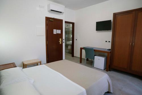 Petit Hotel - image 8