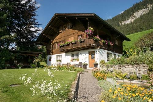บริการและสิ่งอำนวยความสะดวก, Gstaad Duplex Flat - Amazing Lake Chalet with pond in คชตาท
