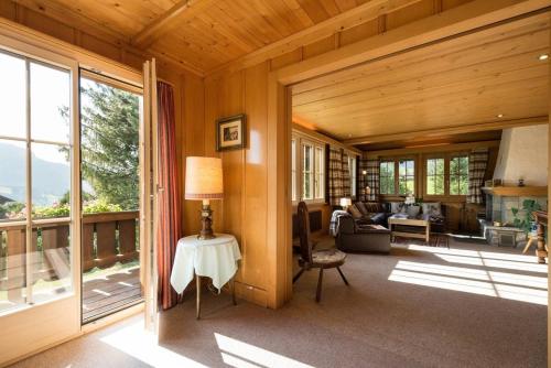 บริการและสิ่งอำนวยความสะดวก, Gstaad Duplex Flat - Amazing Lake Chalet with pond in คชตาท