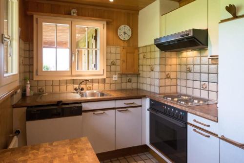 บริการและสิ่งอำนวยความสะดวก, Gstaad Duplex Flat - Amazing Lake Chalet with pond in คชตาท