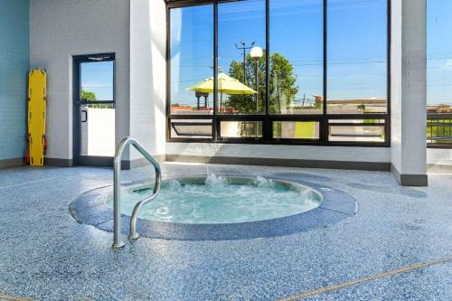Comfort Inn & Suites Evansville Airport - 수영장