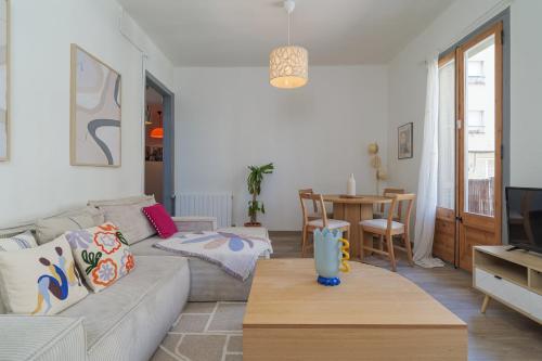 GuestReady - Bright apartment with balcony - Tap to explore photos