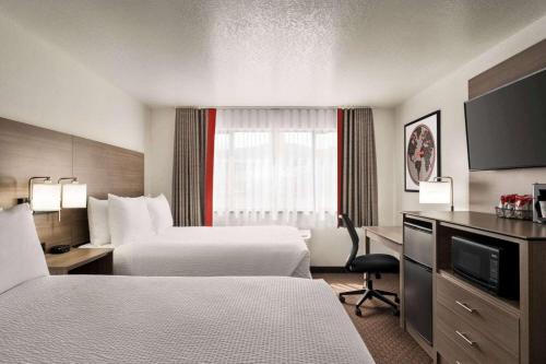 Queen Room with Two Queen Beds - Main Building/Non-Smoking