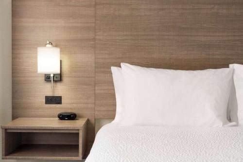 Queen Room with One Queen Bed - Main Building/Non-Smoking