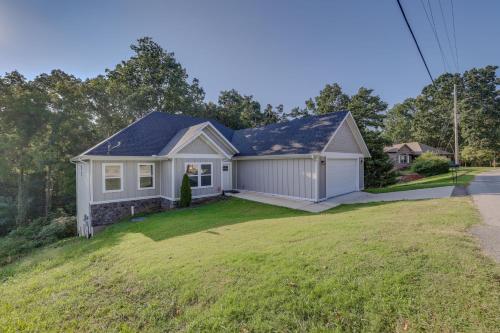 Beautiful Bella Vista Home Grill, Bike To Trails! in Bella Vista, USA