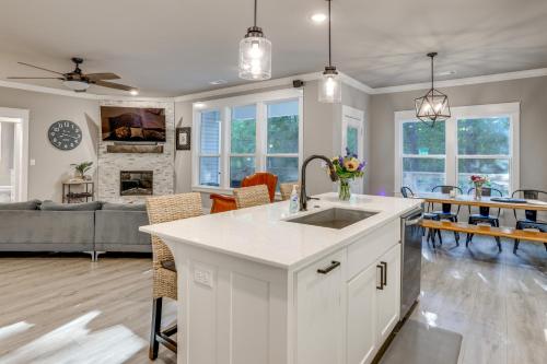 Beautiful Bella Vista Home Grill, Bike To Trails! in Bella Vista, USA