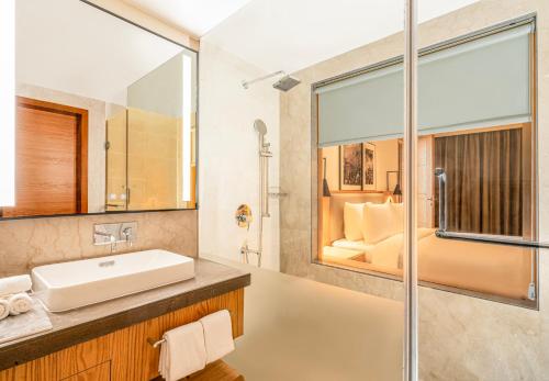 Radisson Hotel Vrindavan - 샤워실