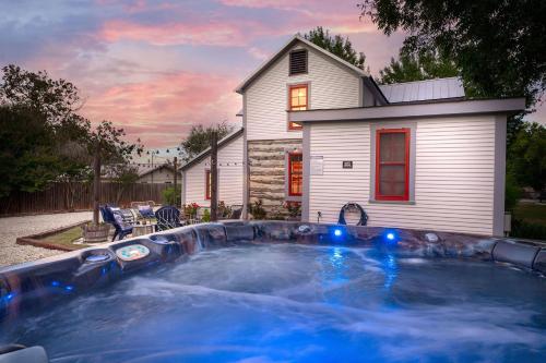 Katarina Haus - Hot Tub & Fire Pit, Fredericksburg