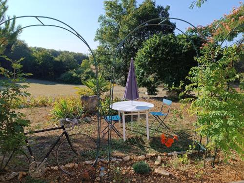 Une escale gourmande- Suite avec terrasse & dîner maison possible (Une escale gourmande- Suite avec terrasse & diner maison possible) in Eyzerac