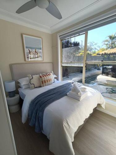 Waterfront Oasis Lakefront Villa with Pool and Sauna in Lake Munmorah