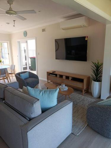 Waterfront Oasis Lakefront Villa with Pool and Sauna in Lake Munmorah