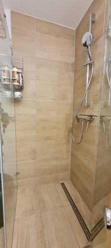 Shower, Camping im Igluzelt im Privatgarten mit warmer Lutzmatratze und Komfort Schluchtern Main-Kinzig in Schluchtern