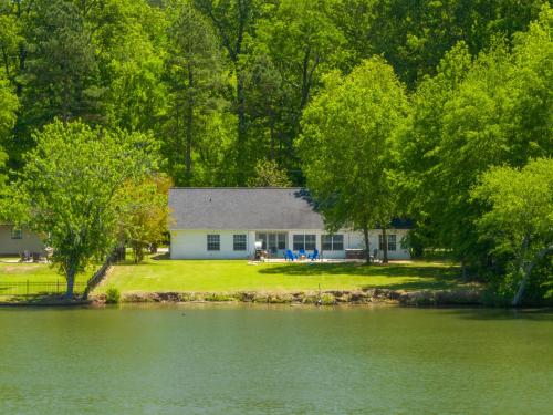 Lakeside Haven with Hot Tub in Hot Springs, USA