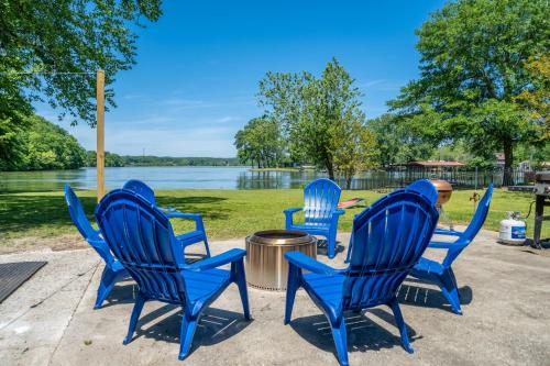 Lakeside Haven with Hot Tub in Hot Springs, USA