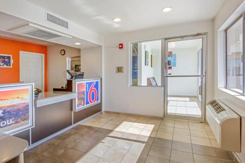 Motel 6 Phoenix, AZ - North Bell Road - 로비