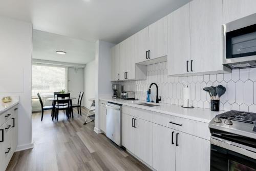 Arlington Escape: 2BR Oasis Near D C & Airport in Arlington, USA