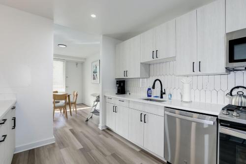 Urban Charm: 2BR Modern Retreat Close to Downtown in Arlington, USA