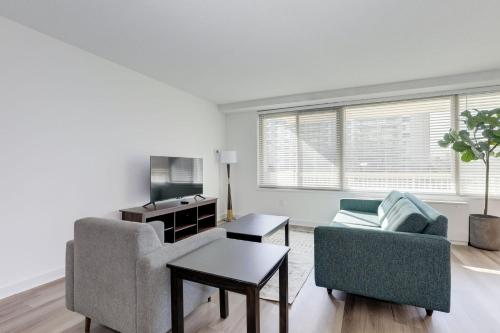 Urban Charm: 2BR Modern Retreat Close to Downtown in Arlington, USA