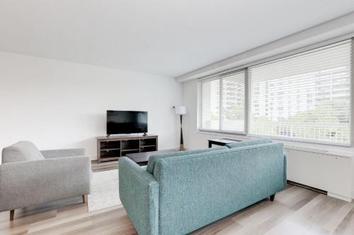Urban Charm: 2BR Modern Retreat Close to Downtown in Arlington, USA